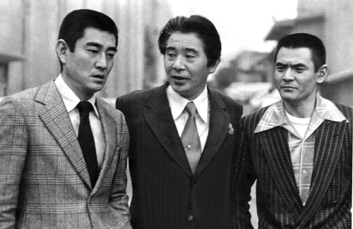 高倉健さん（左）、東映・岡田茂東映社長（中）とともに並ぶ菅原文太さん。１９７４年撮影