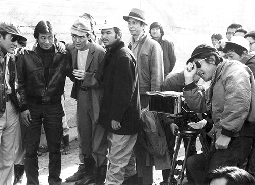 １９７３年１月、映画「仁義なき戦い」の撮影に臨む菅原文太さん（左から３人目）、サングラス姿の松方弘樹（左端）ら出演者たち