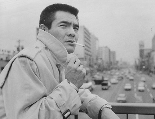 ６９年、たばこをくわえながらポーズをとる菅原文太さん。昭和の映画スターがまた一人天国へと旅立った