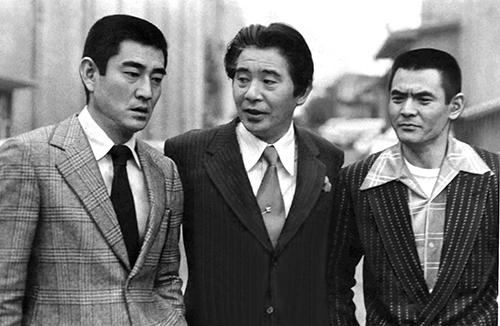 ７４年、高倉健さん（左）、岡田茂東映社長（中央）と並ぶ菅原さん