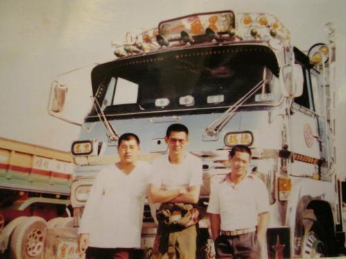 菅原さんが劇中で乗ったトラック「一番星」は、高田副会長（右）が乗っていたこのトラックから命名。左は宮崎さん