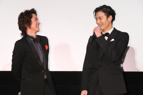 試写会で笑顔を見せる藤原竜也（左）と岡田将生