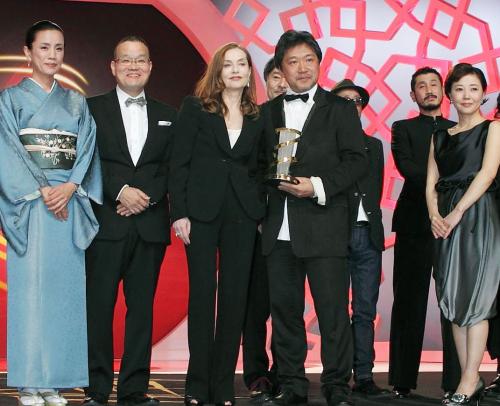 「マラケシュ国際映画祭」での日本映画特集上映の記念式典で、壇上に並ぶ日本代表団。中央は是枝裕和監督とプレゼンターを務めたイザベル・ユペールさん