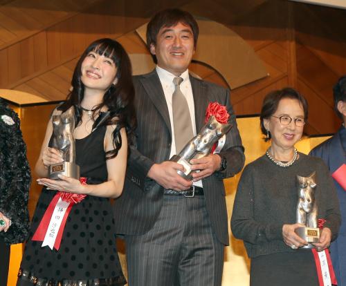 「ゆうもあ大賞」を受賞し笑顔を見せる（左から）神田沙也加、石井一久氏、八千草薫
