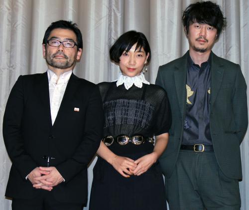 「百円の恋」初日舞台あいさつを行った（左から）武正晴監督、安藤サクラ、新井浩文