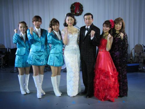 クリスマスディナーショーを開催した多岐川舞子（中央）ら