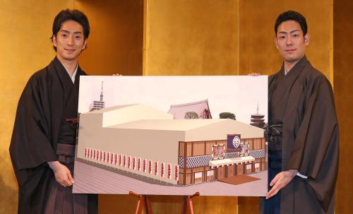 「平成中村座」の芝居小屋の絵を手にする勘九郎（右）と七之助
