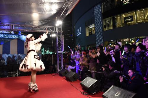 東京・ＪＲ有楽町駅前の特設ステージで、ライブを行った渡辺美優紀