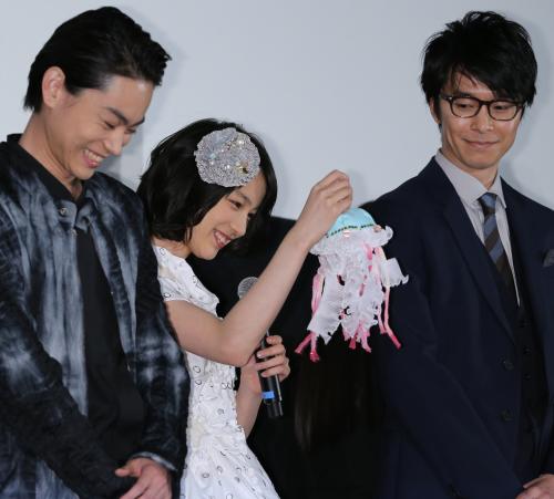 映画「海月姫」初日舞台あいさつでクラゲのぬいぐるみを手に笑顔を見せる能年玲奈（中央）。左は菅田将暉、右は長谷川博己