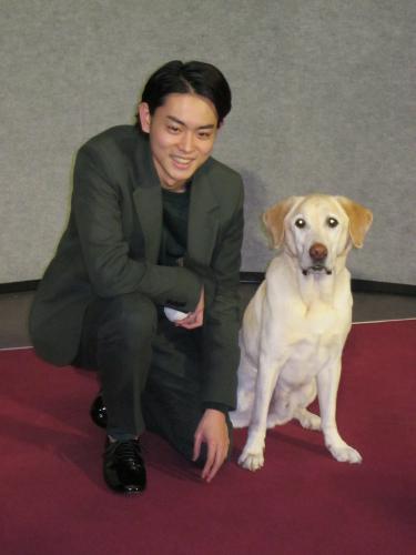 ＮＨＫのドラマ「二十歳と一匹」の会見に、災害救助犬を演じたハロとともに出席した菅田将暉