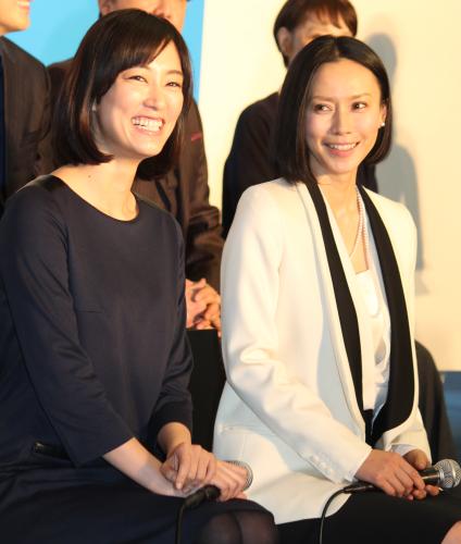 フジテレビ系連続ドラマ「ゴーストライター」試写会で笑顔を見せる水川あさみ（左）と中谷美紀