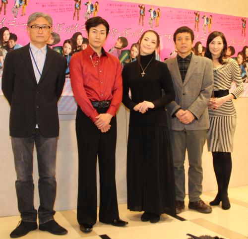 フォトセッションに応じる（左から）堤幸彦監督、戸次重幸、ミムラ、勝村政信、真飛聖