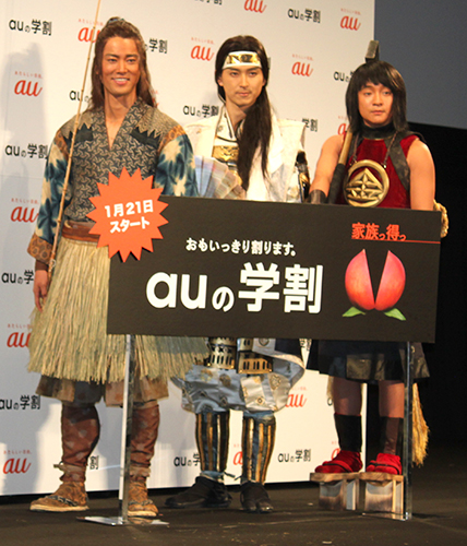 「ａｕ発表会　２０１５　Ｓｐｒｉｎｇ」に出席した（左から）桐谷健太、松田翔太、濱田岳