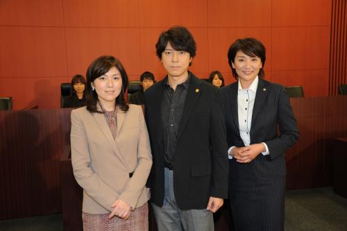 テレビ朝日ドラマ「最後の証人」イベントで学生と意見交換した（左から）原作者の柚月裕子さん、上川隆也、松下由樹