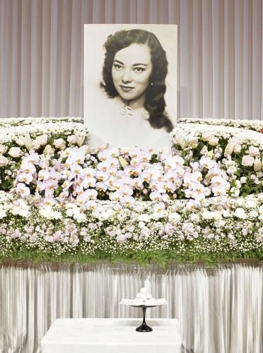 山口淑子さんをしのぶ会で、祭壇に置かれた遺影