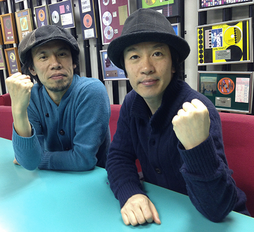 取材に応じた「フラワーカンパニーズ」の鈴木圭介（右）とグレートマエカワ