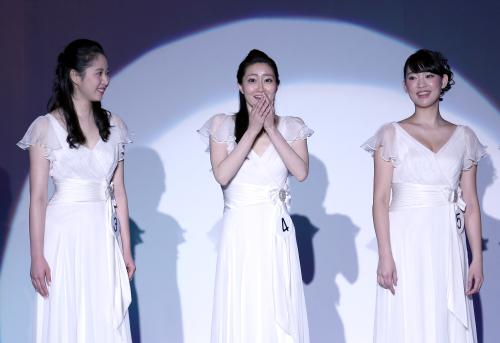＜２０１５ミス日本コンテスト＞ミス日本グランプリに輝いたｊ芳賀千里さん（中）は決定の瞬間笑顔