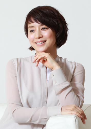 笑顔でインタビューに答える石田ゆり子