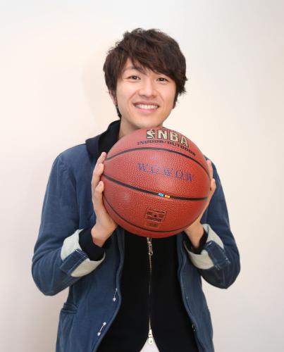 バスケットボールを手に笑顔を見せる北川悠仁