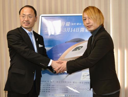 北陸新幹線の金沢駅発車メロディーを作曲し、山野之義市長（左）と握手を交わす中田ヤスタカ