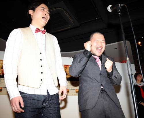 「あったかいんだからぁ♪」と熱唱するクマムシの佐藤大樹（左）と長谷川俊輔