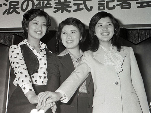 １９７７年当時の３人娘、左から山口百恵、森昌子、桜田淳子
