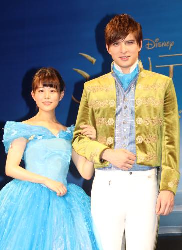映画「シンデレラ」バレンタインイベントに、シンデレラと王子に扮して登場した高畑充希（左）と城田優
