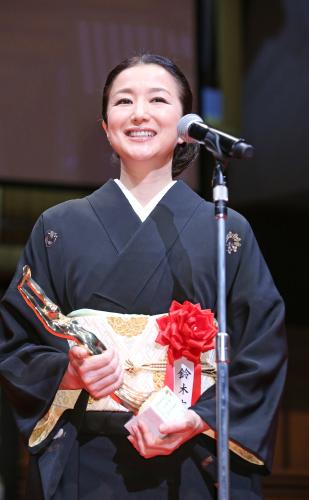 「田中絹代賞」受賞に笑顔を見せる鈴木京香