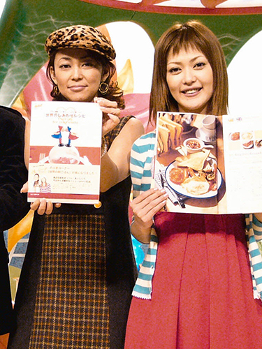 情報番組「知っとこ！」の司会を務めたオセロ（２０１３年解散）の松嶋尚美（右）と中島知子、０５年には人気コーナーのレシピ本を出版した