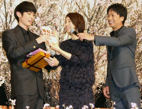 「悼む人」初日舞台あいさつで石田ゆり子（中央）からチョコレートを贈られる高良健吾（左）右は椎名桔平