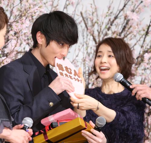 石田ゆり子（右）からもらった桜の花びら型のチョコにかじりつく高良健吾