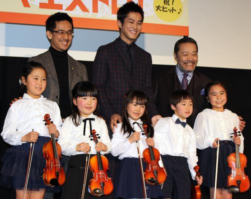 「マエストロ！」のヒットを子どもたちのバイオリン演奏で祝福され、笑顔の(後列左から)小林聖太郎監督、松坂桃李、西田敏行