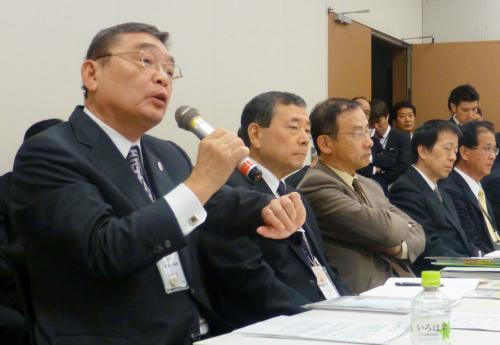 民主党の総務・内閣部門会議に出席し、議員の質問に答えるＮＨＫの籾井勝人会長（左端）