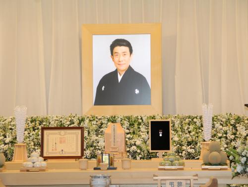 白とブルーを基調にした祭壇に飾られた坂東三津五郎さんの遺影