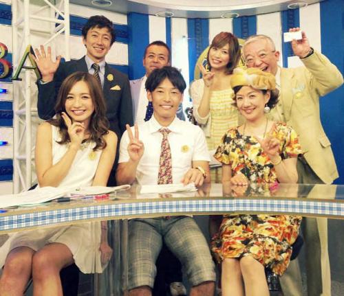 １年半前、フジテレビ「みんなのＫＥＩＢＡ」にゲスト出演した後藤浩輝さん（前列中央）と写真に納まる優木まおみ（前列左）
