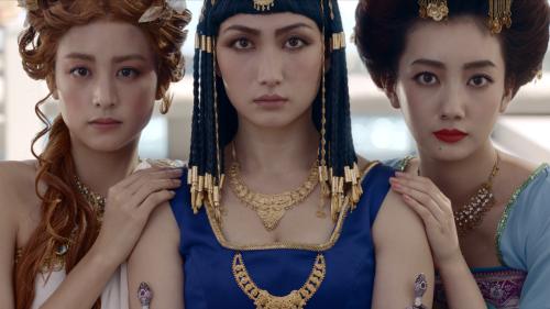 ジーユーの新ＣＭで「世界三大美女」に扮した（左から）山本美月、香椎由宇、波瑠