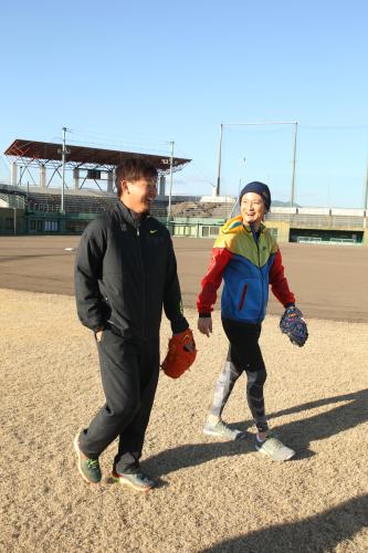 遊助（左）の新曲のミュージックビデオに友情出演した松坂大輔。撮影中に談笑する