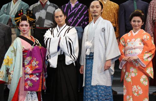 舞台「最後のサムライ」の会見に出席した（左から）ソニン、市原隼人、徳山秀典、岡本玲