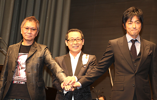 「風に立つライオン」試写会で握手を交わす（左から）三池崇史監督、さだまさし、大沢たかお