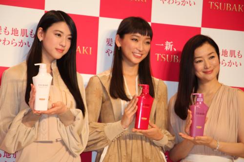 「一新、ＴＳＵＢＡＫＩ　ＣＭ発表会」に出席の（左から）三吉彩花、杏、鈴木京香
