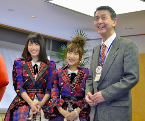 ＡＫＢ４８の横山由依（左）、高橋みなみ（中央）と写真に納まる篠田昭新潟市長