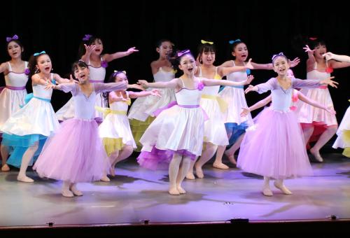 復活公演の舞台に立つ「堺少女歌劇団」の団員。前列中央は主役の天上さくらさん