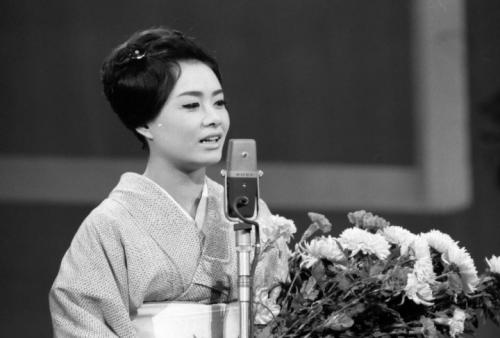 １９６５年１２月２５日の第７回日本レコード大賞発表音楽会で「柔」を歌う美空ひばりさん