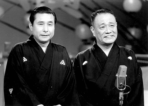 １９７２年、「第１回上方お笑い大賞」で大賞を受賞した６代目松鶴さん（右）と桂米朝さん