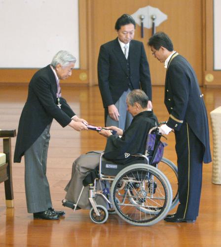 ２００９年11月、文化勲章の親授式で、天皇陛下から勲章を受ける桂米朝さん
