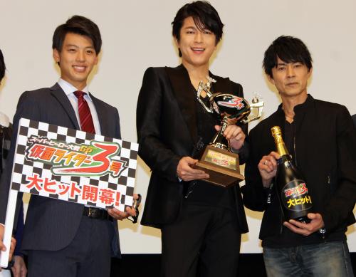 「仮面ライダー３号」の舞台あいさつに立った（左から）竹内涼真、及川、倉田てつを