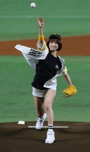 ヤフオクドームの開幕戦で始球式を行う篠田麻里子