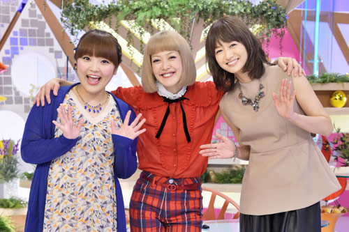 笑顔をみせる「知っとこ！」ＭＣの（左から）柳原可奈子、松嶋尚美、富岡佳子