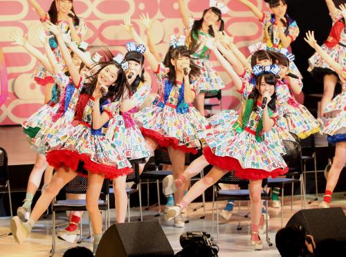 ＡＫＢ４８チーム８の結成１周年公演で歌う中野郁海（前列左）、坂口渚沙（同右）らチーム８のメンバー