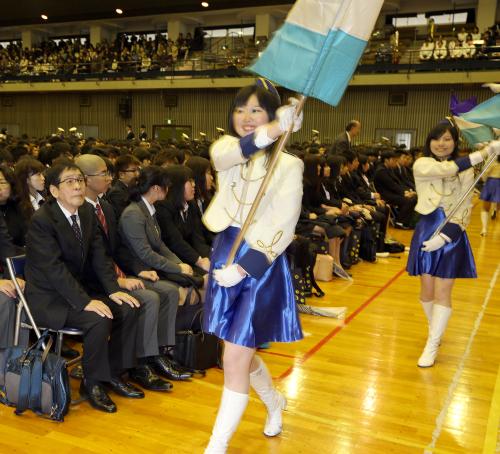 駒沢大の入学式で「祝典行進曲」に聞き入る萩本欽一（左）